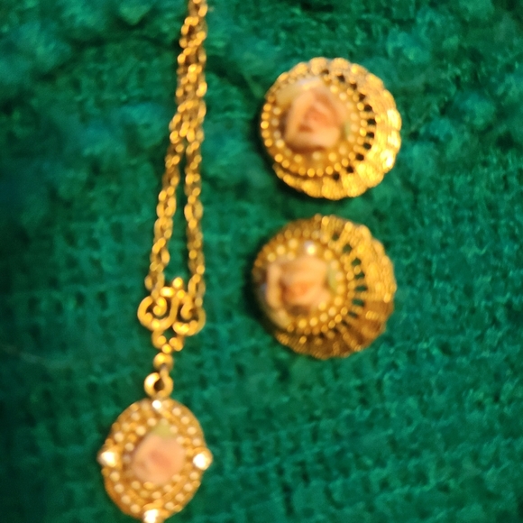 Necklace and Earrings set - Picture 2 of 2